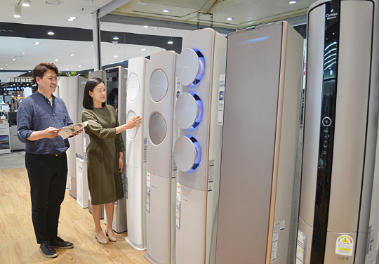 전자랜드는 지난 5월 에어컨 판매량이 역대 5월 사싱 최고치를 기록했다고 밝혔다. 사진은 전자랜드에서 에어컨을 구매하고 있는 고객.  전자랜드 제공